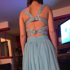 Beautiful light weight blue dress with silky inside with pockets